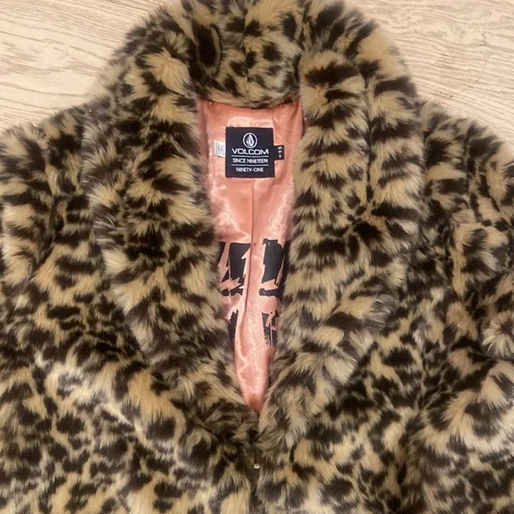Size XS Volcom faux fur leopard print coat - Picture 3 of 3